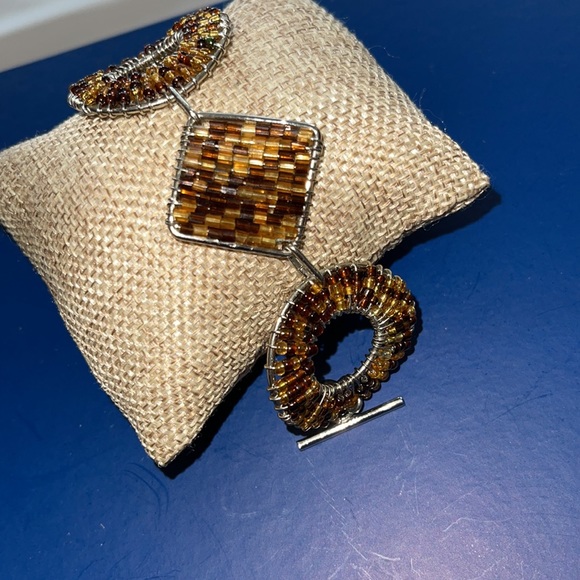 Interesting tortoise colored seed bead wired wrapped woven toggle clasp bracelet - Picture 6 of 12